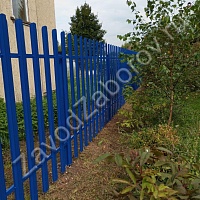 Забор из синего металлического штакетника