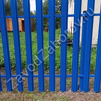 Забор из синего металлического штакетника