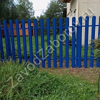 Забор из синего металлического штакетника