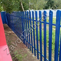 Забор из синего металлического штакетника