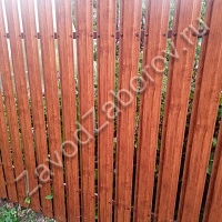 Забор из евроштакетника под дерево