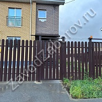 Забор из коричневого металлического штакетника