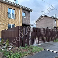 Забор из коричневого металлического штакетника