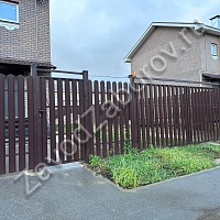 Забор из коричневого металлического штакетника