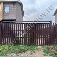 Забор из коричневого металлического штакетника
