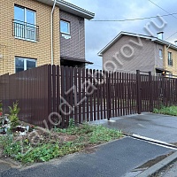 Забор из коричневого металлического штакетника