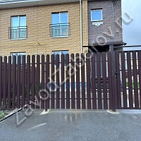 Забор из коричневого металлического штакетника
