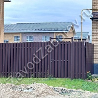 Забор из коричневого металлического штакетника