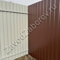 Забор из профнастила на участке с уклоном