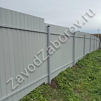 Забор из профнастила на участке с уклоном