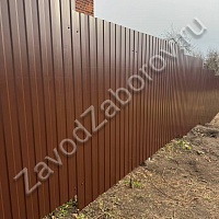 Забор из профнастила на участке с уклоном
