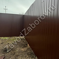 Забор из профнастила на участке с уклоном