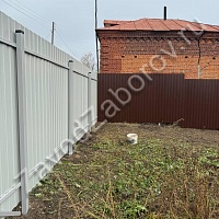 Забор из профнастила на участке с уклоном