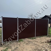 Забор из профнастила на участке с уклоном