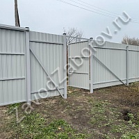 Забор из профнастила на участке с уклоном