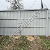 Забор из профнастила на участке с уклоном