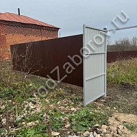 Забор из профнастила на участке с уклоном