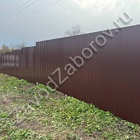 Забор из профнастила на участке с уклоном