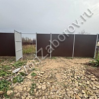 Забор из профнастила на участке с уклоном