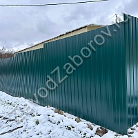 Забор из зеленого профнастила