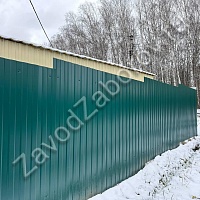 Забор из зеленого профнастила