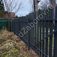 Забор из металлического штакетника серого цвета