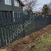 Забор из металлического штакетника серого цвета