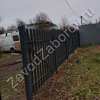 Забор из металлического штакетника серого цвета