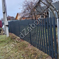 Забор из металлического штакетника серого цвета