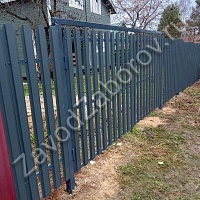 Забор из металлического штакетника серого цвета